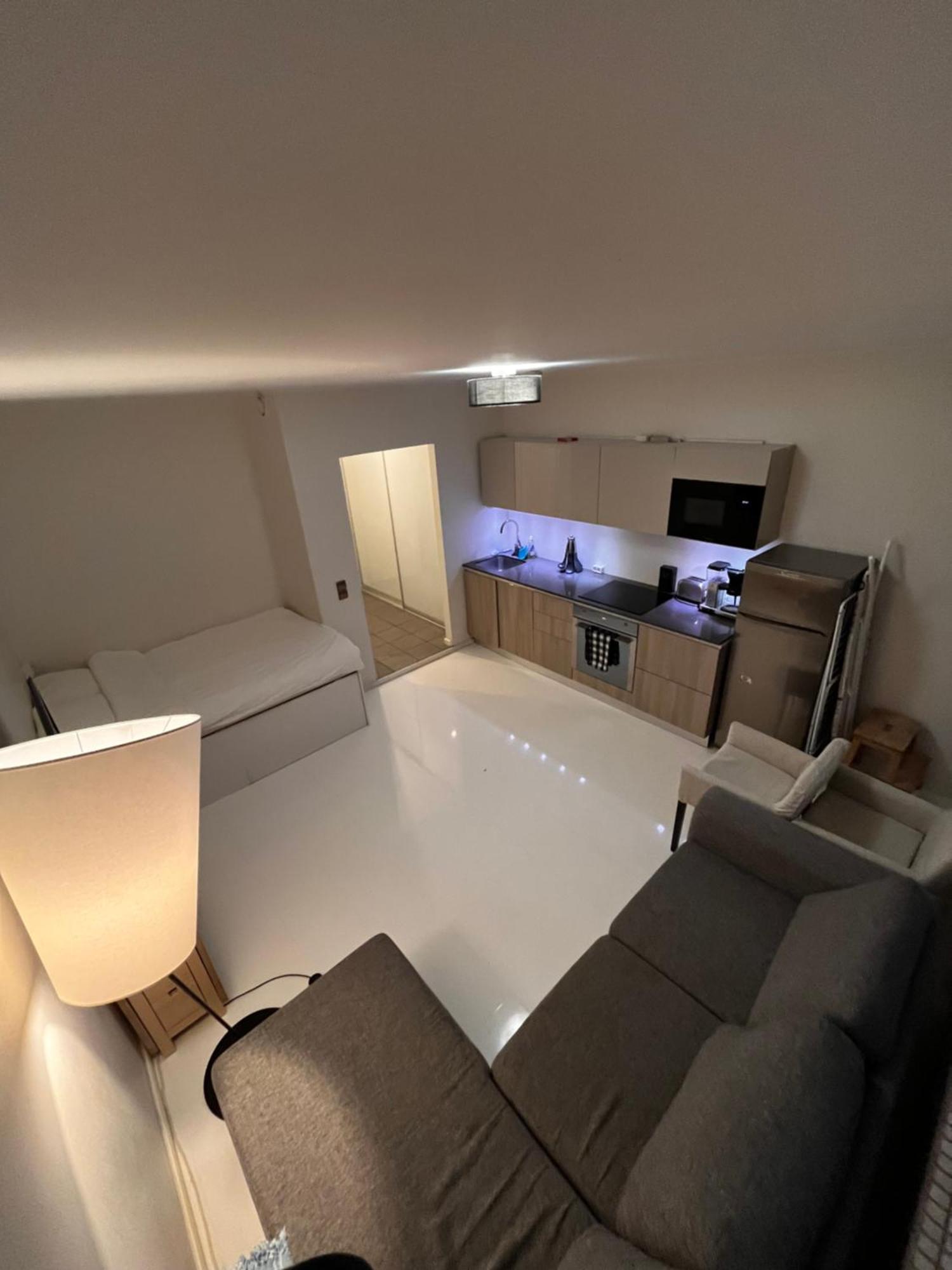 Modern With Balcony In Center *