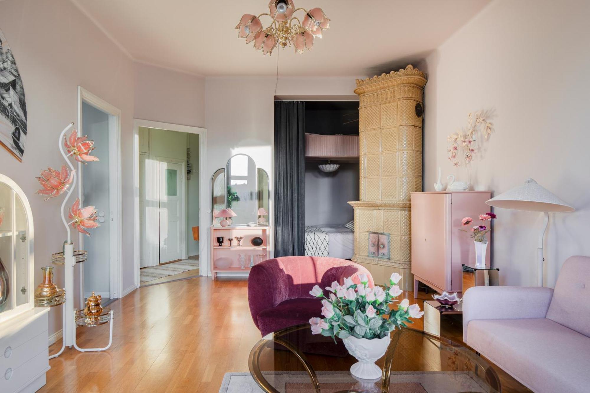 Lovely Vintage Suite, Autohalli *