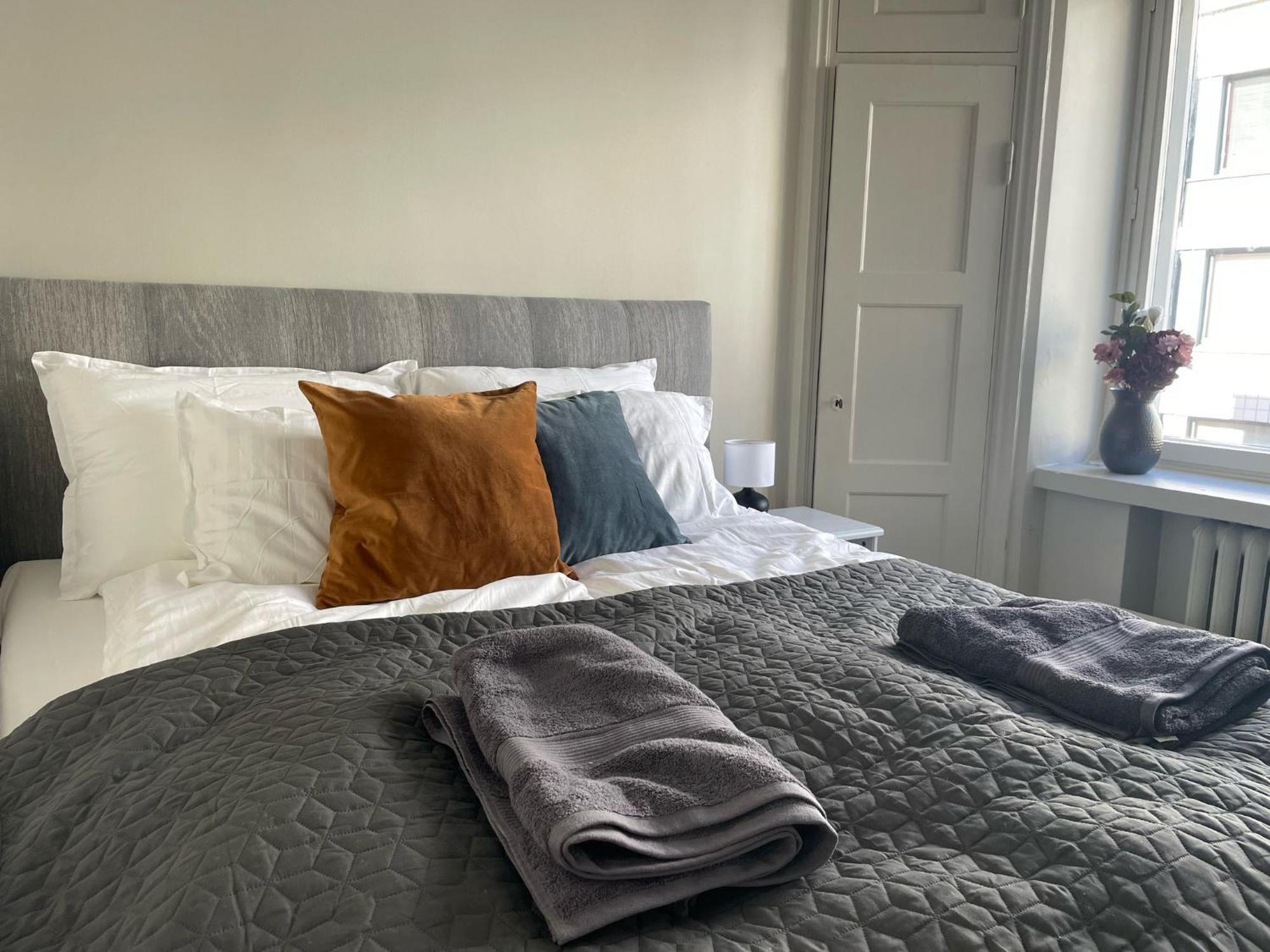 Huoneisto Luxury 2bdr In Center With Free Parking