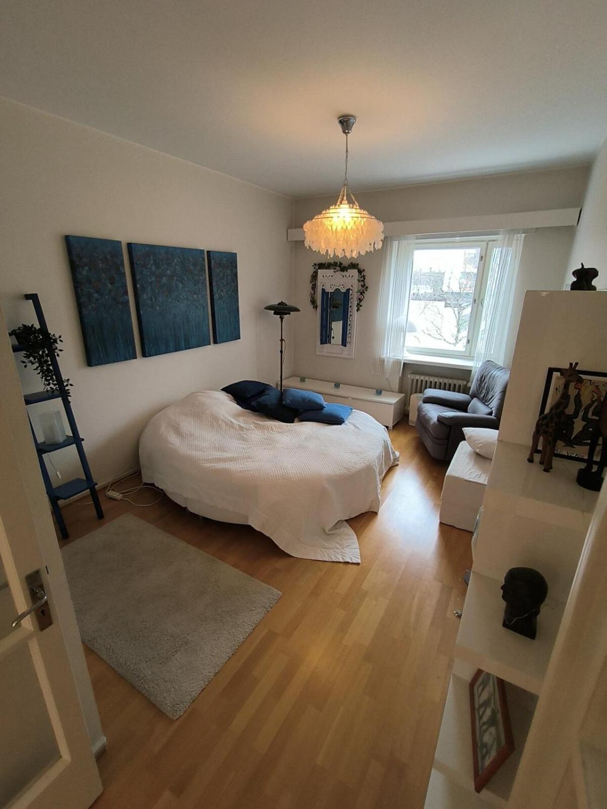 Huoneisto Spacious And Bright For 4