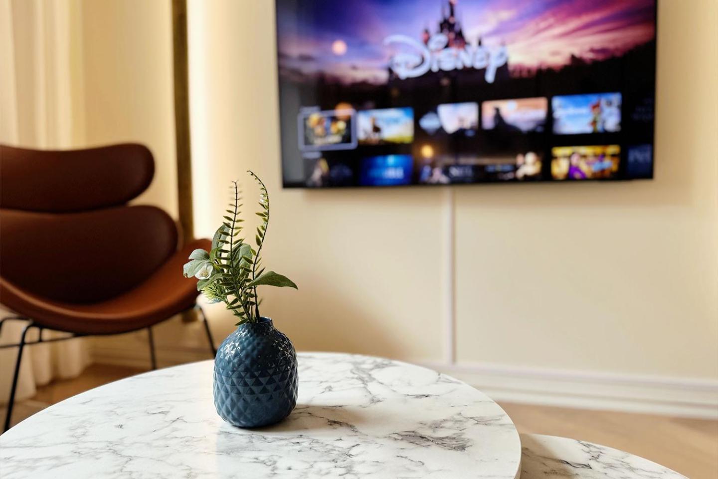 Huoneisto Luxury 3-bedroom On Beautiful Street Of *