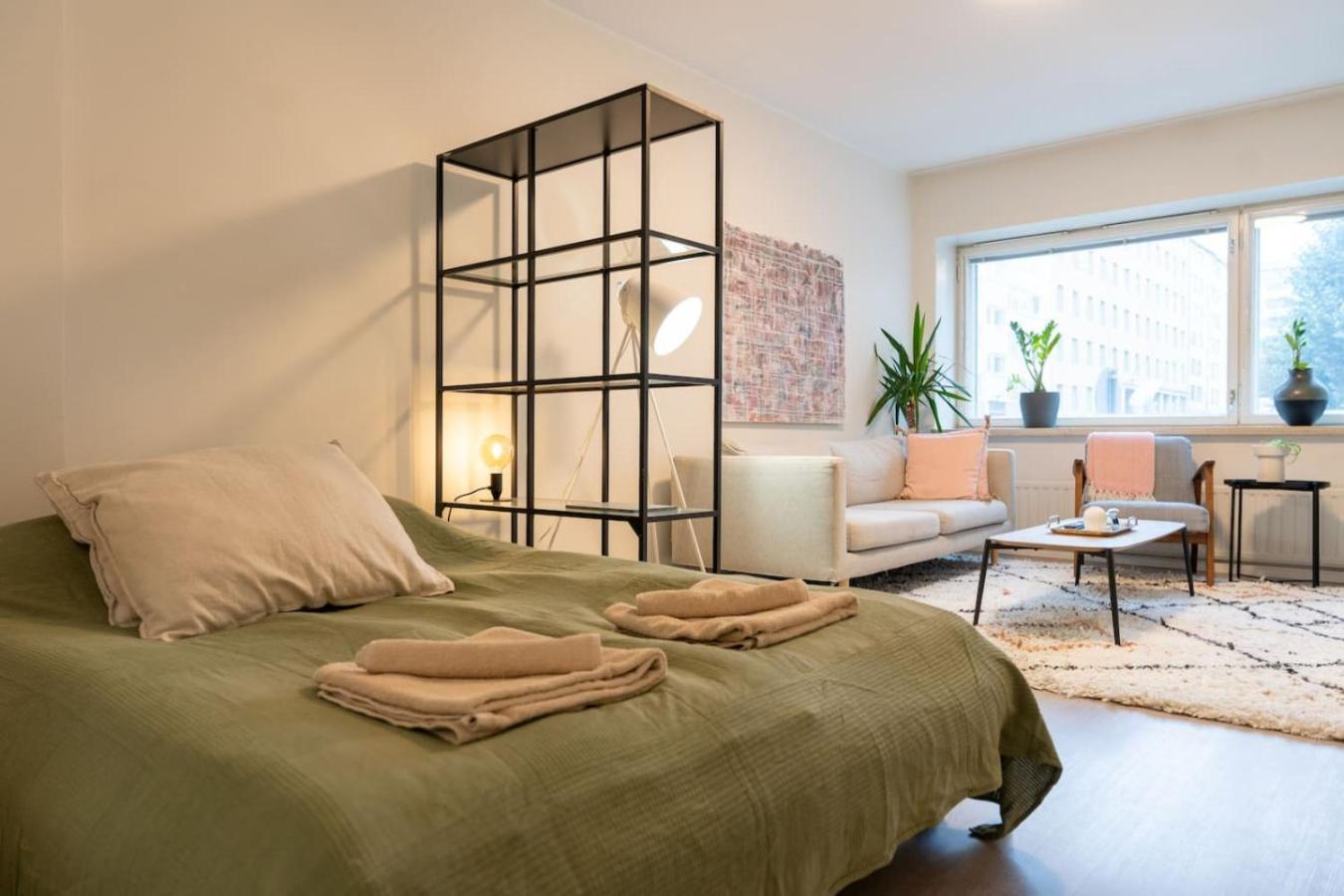 Huoneisto Bright, Lush And Comfortable In Kallio *