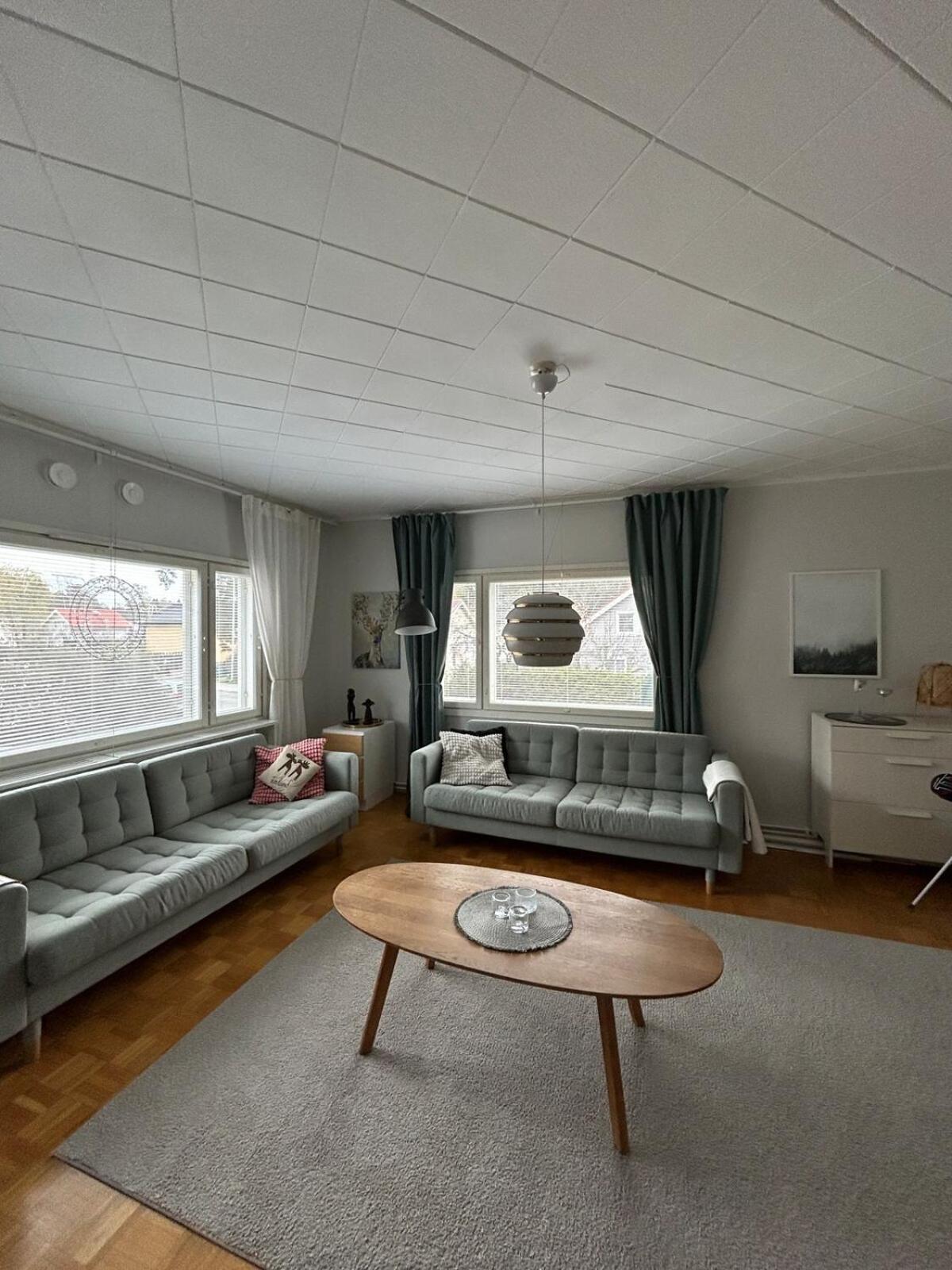 Huoneisto Large House - Sauna, Backyard & Tranquility *