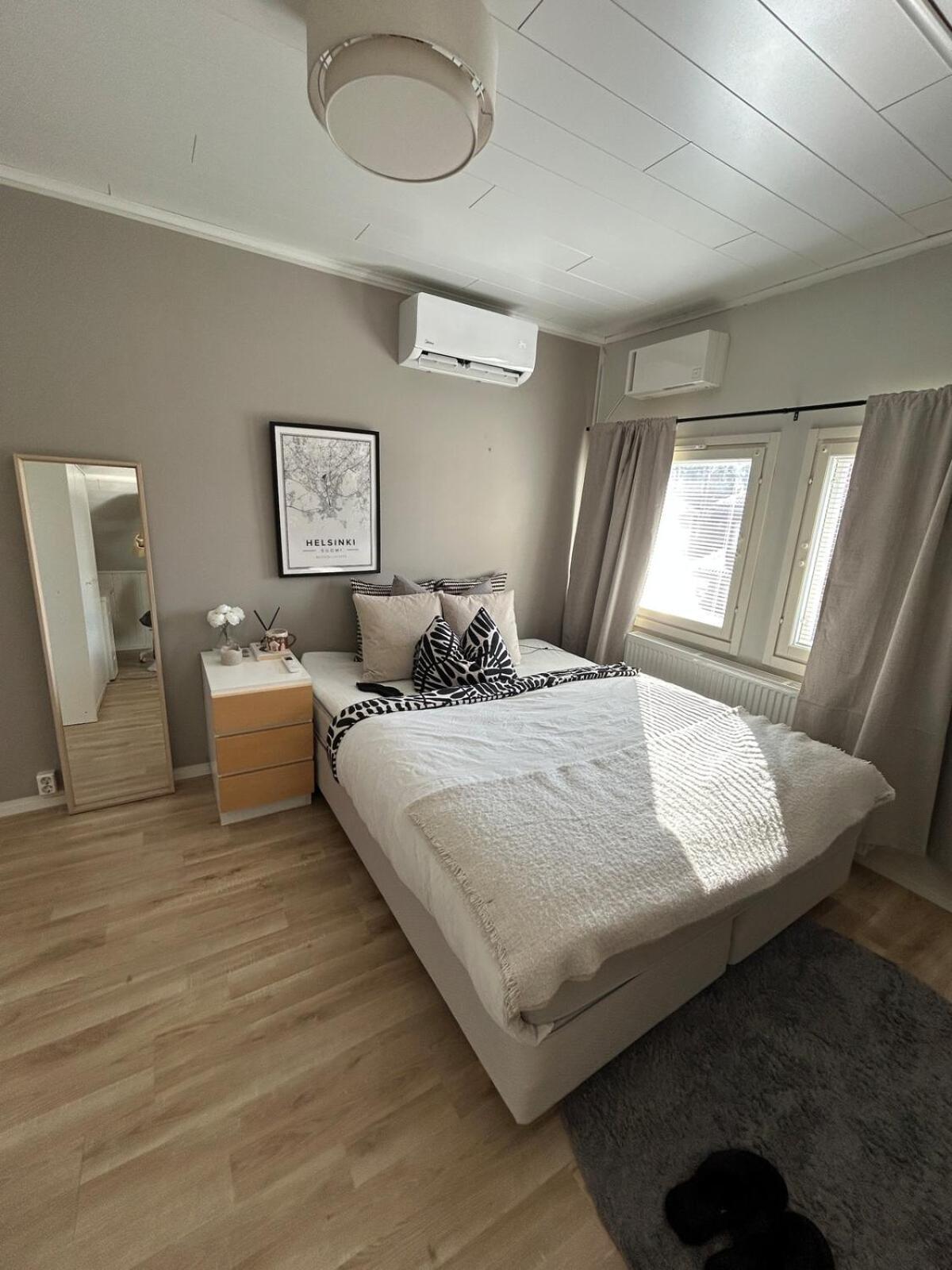 Huoneisto Large House - Sauna, Backyard & Tranquility *