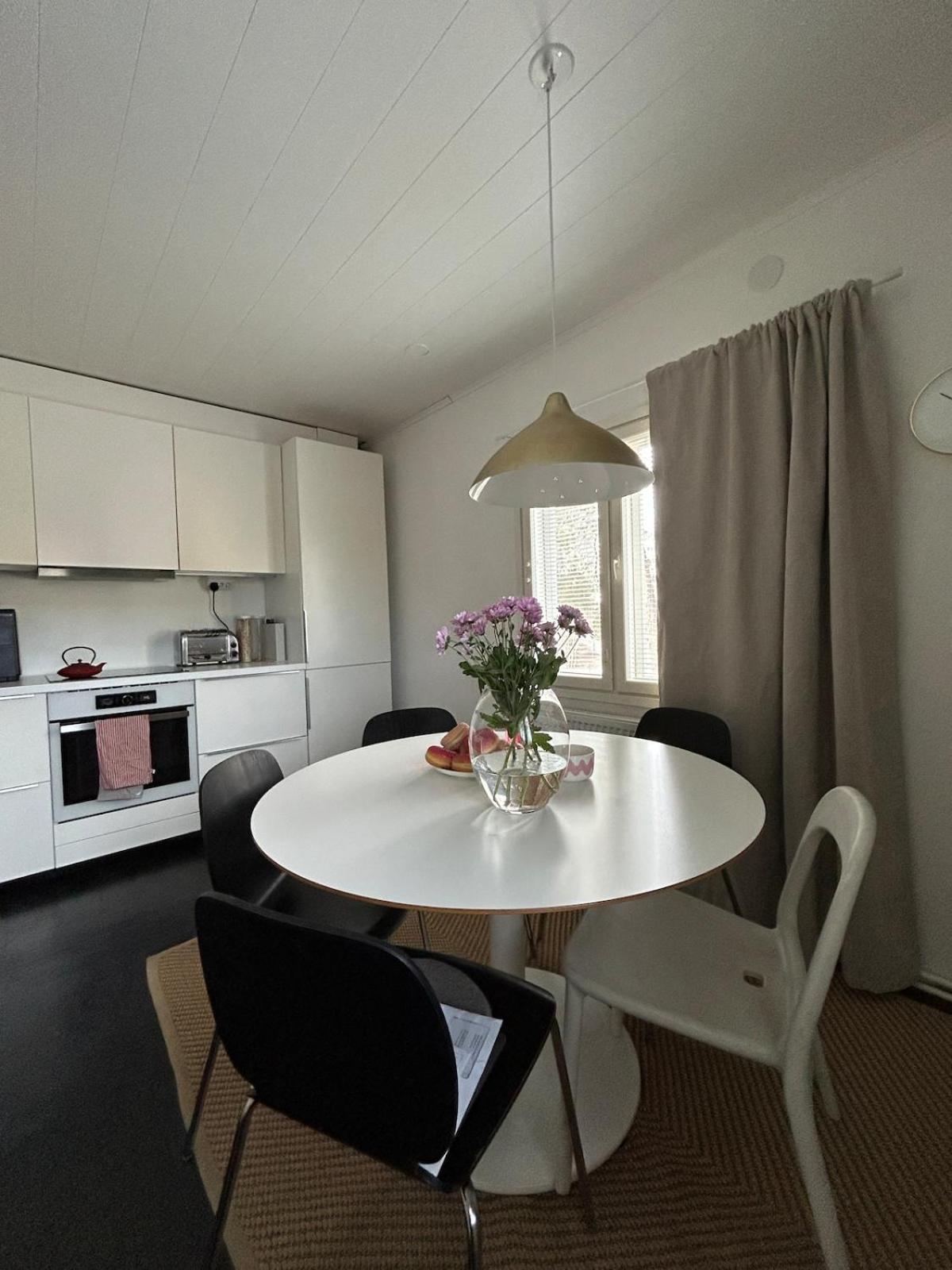 Huoneisto Large House - Sauna, Backyard & Tranquility *