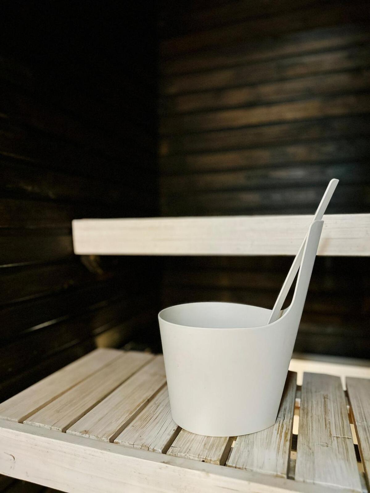 Stylish One Bedroom - Metro, Sauna And Free Parking Huoneisto