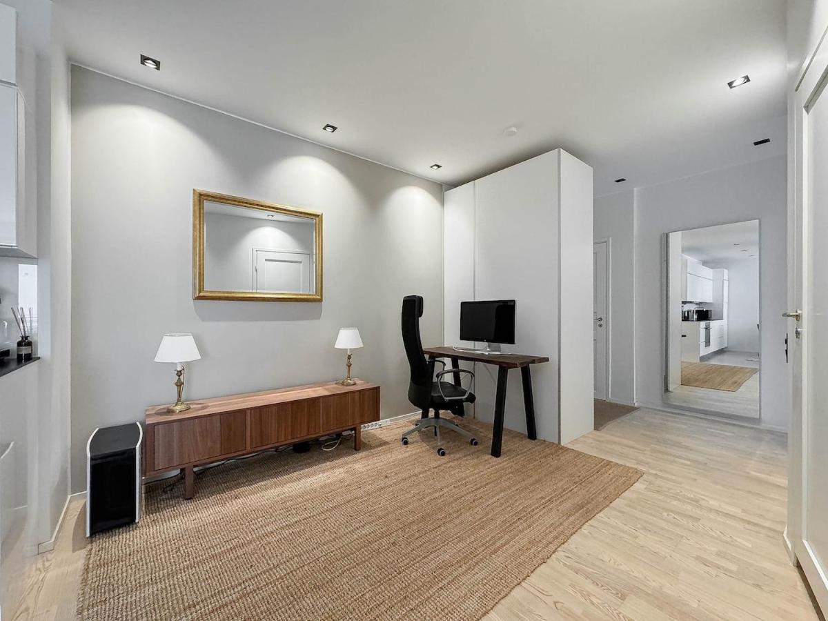 Modern 2br Downtown, Private Sauna, Workspace