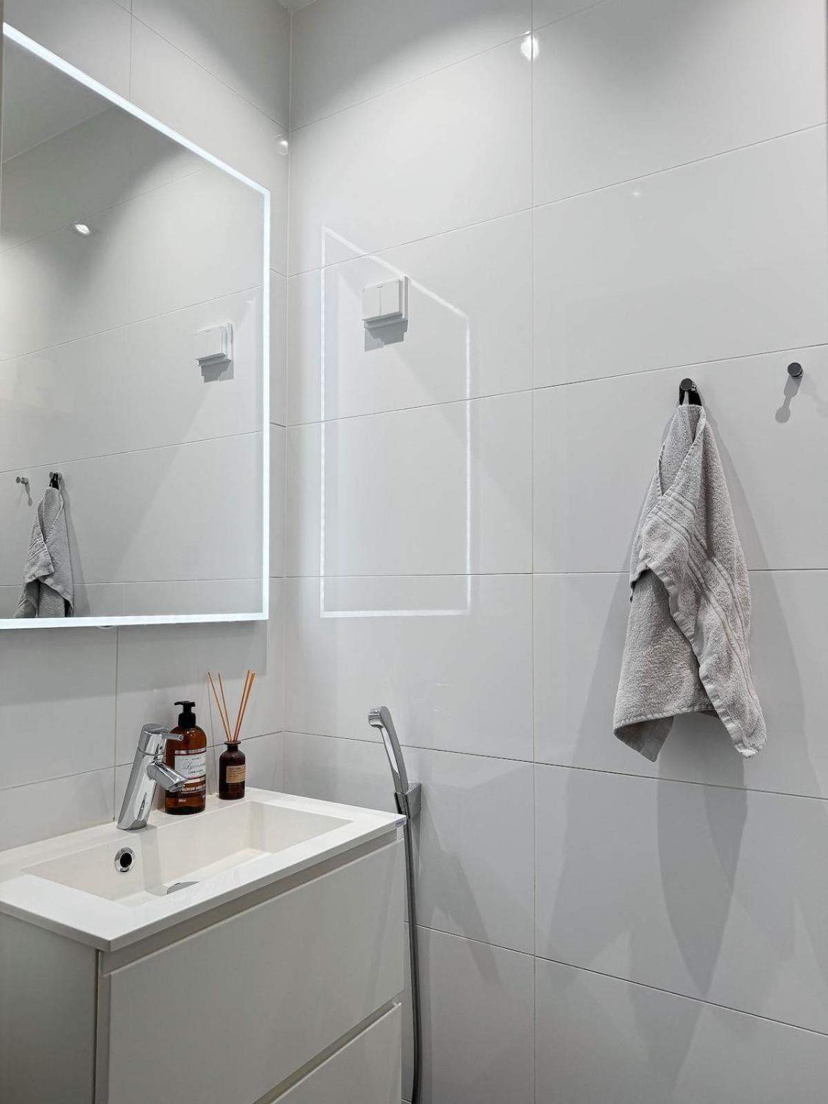 Huoneisto Modern 2br Downtown, Private Sauna, Workspace