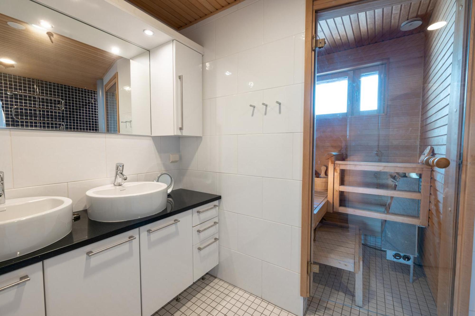 Huoneisto 2ndhomes Luxury 2br With Rooftop Terrace & Sauna In Kamppi Center *