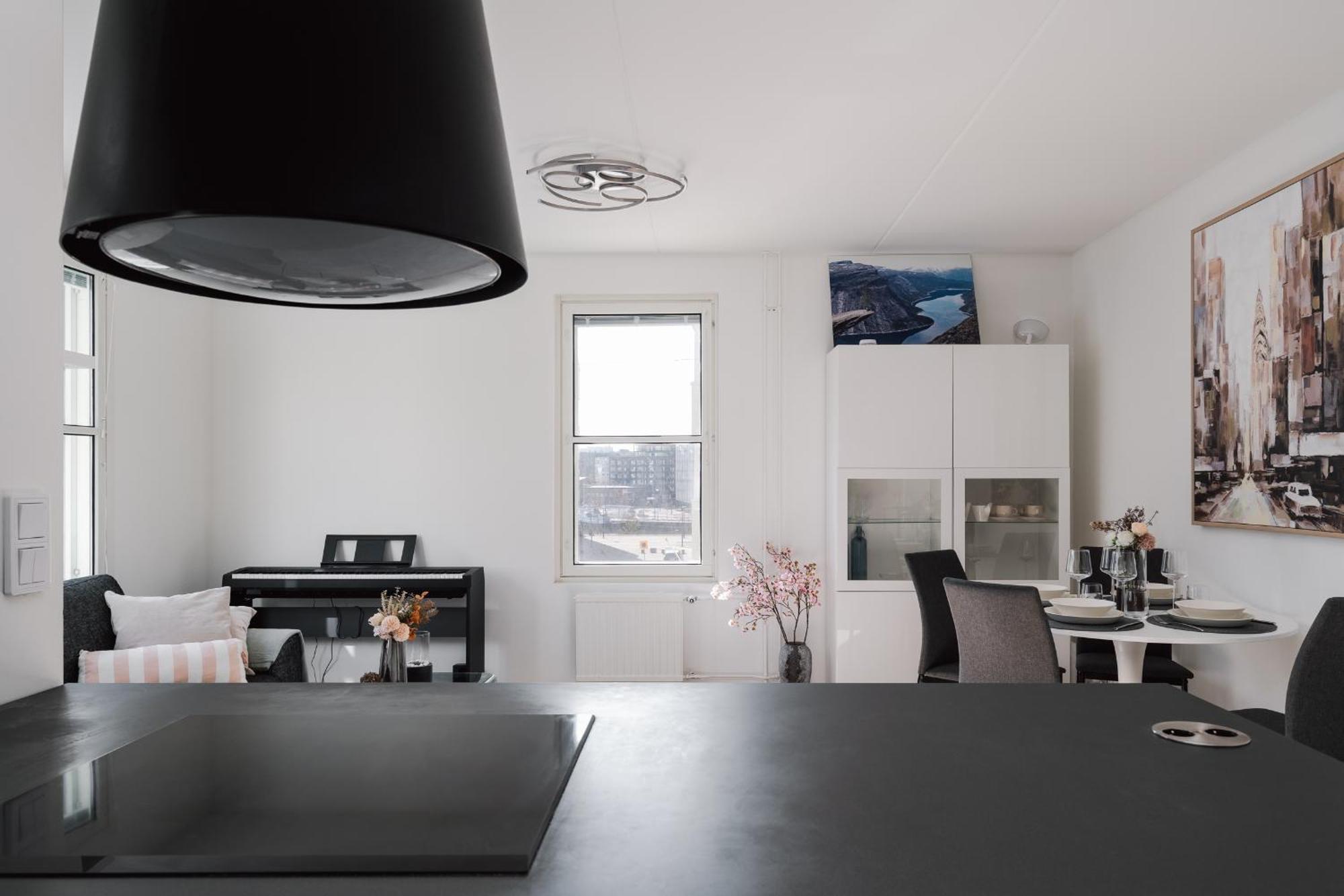 Modern 1br With Balcony At Centre *