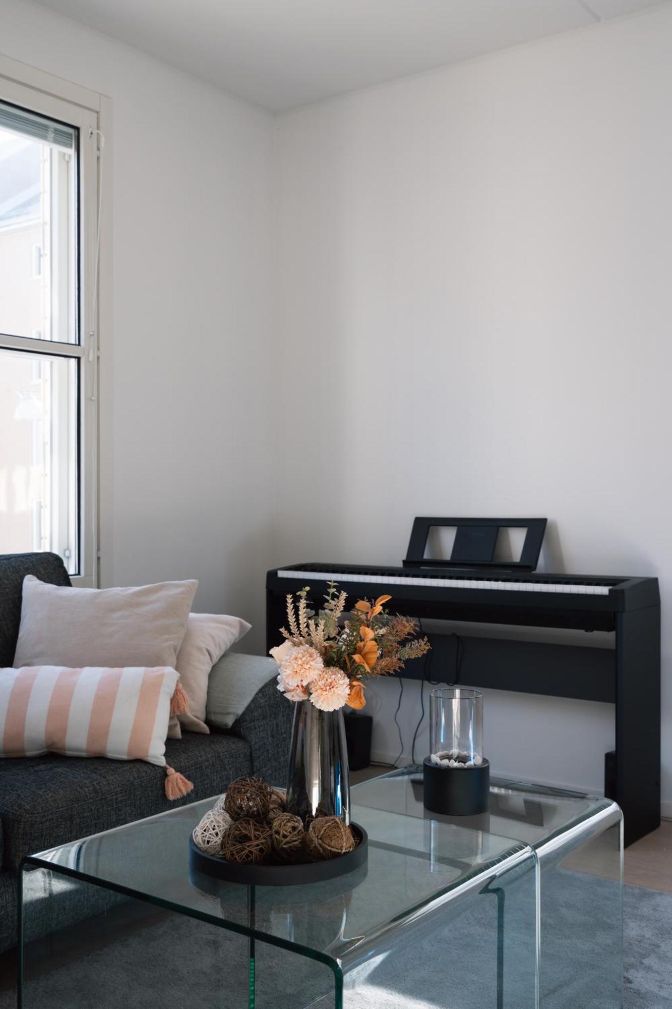 Huoneisto Modern 1br With Balcony At Centre