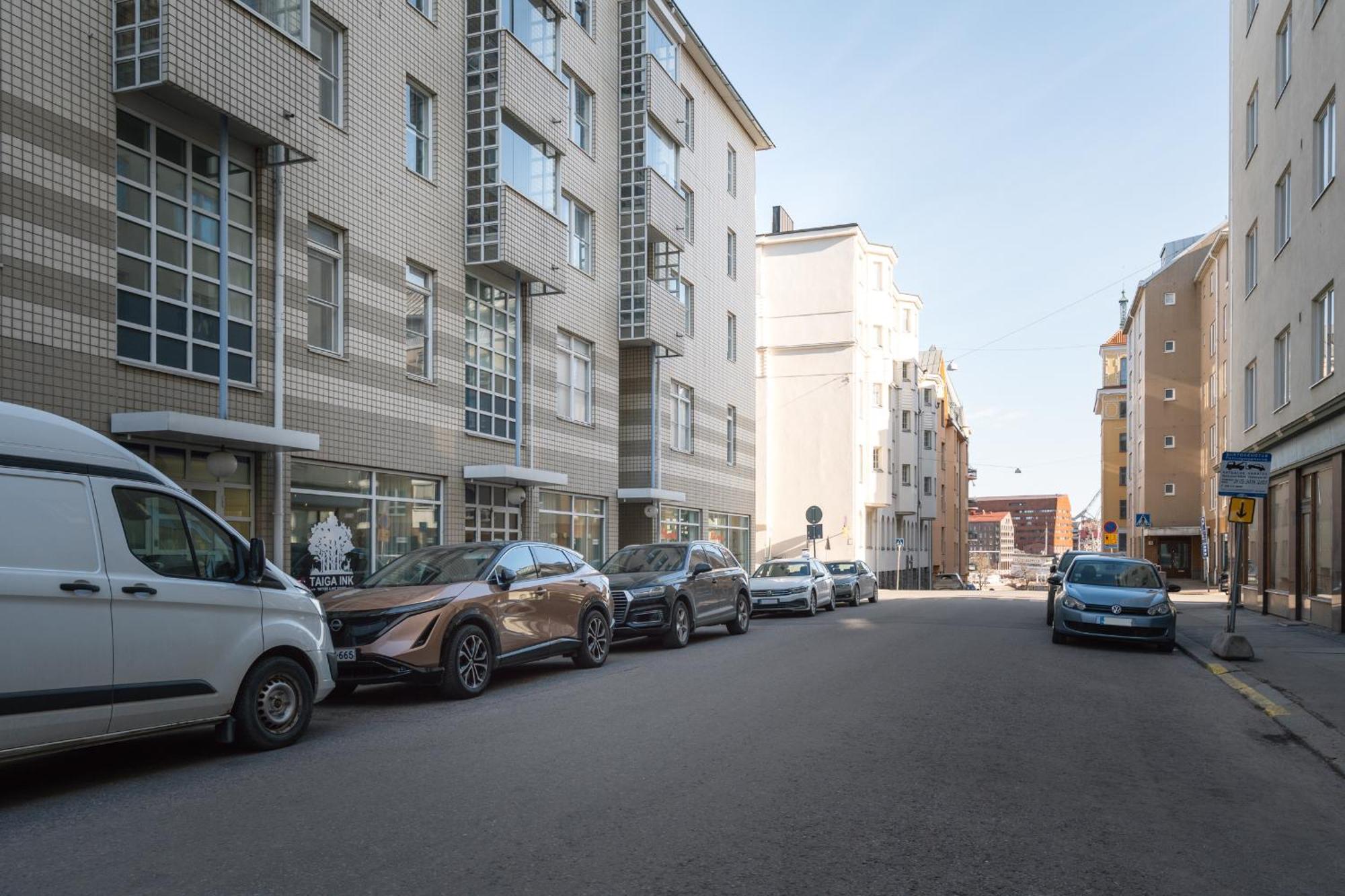 Modern 1br With Balcony At Centre *