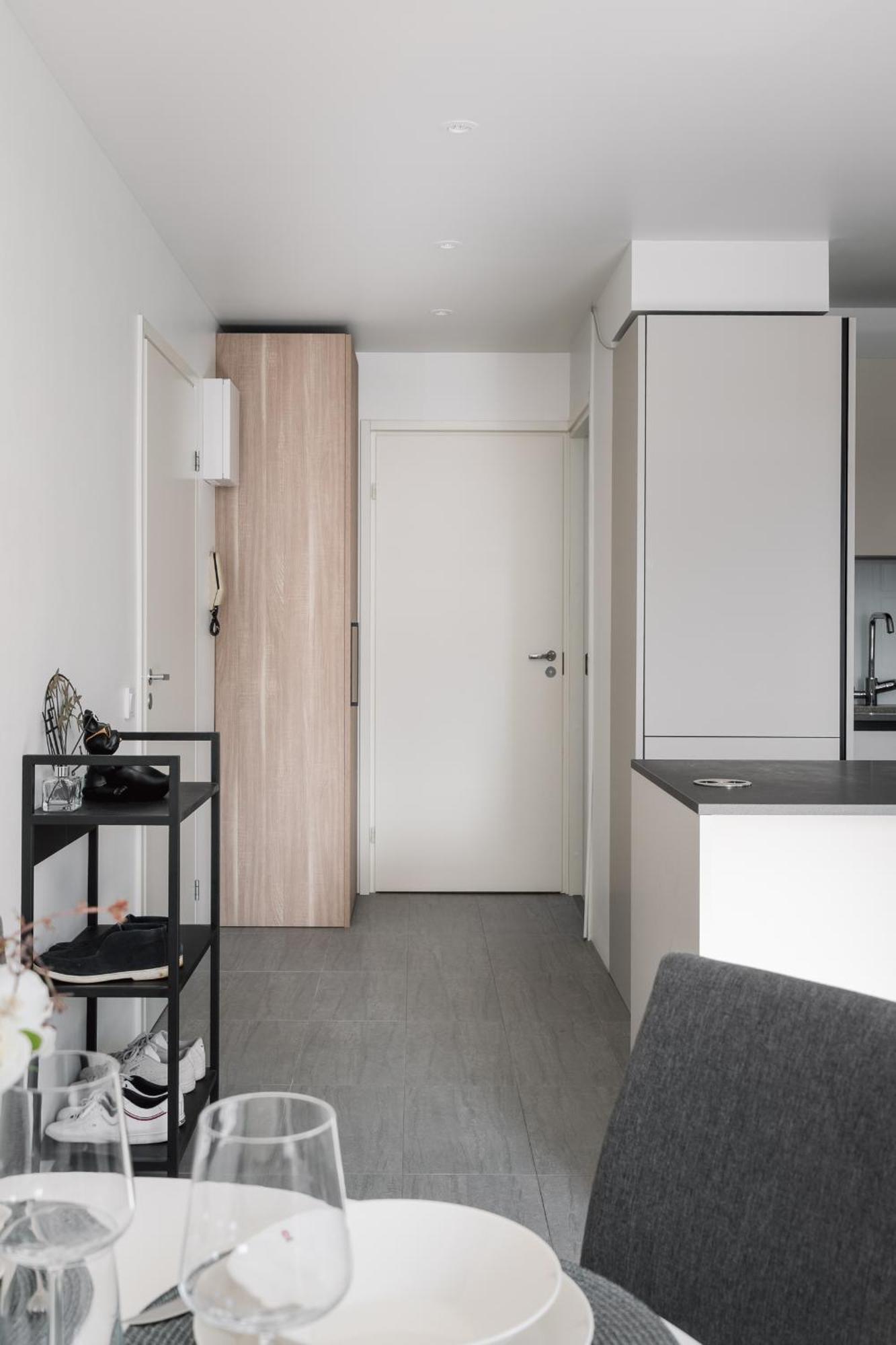 Modern 1br With Balcony At Centre *
