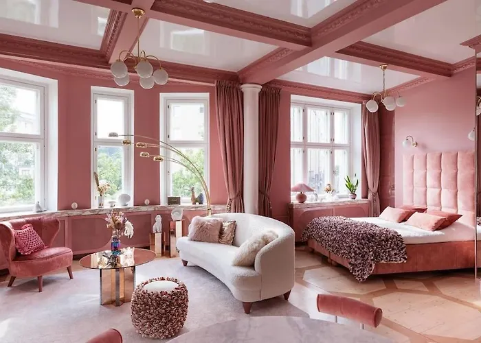 Luxury Pink Suite, Autohalli