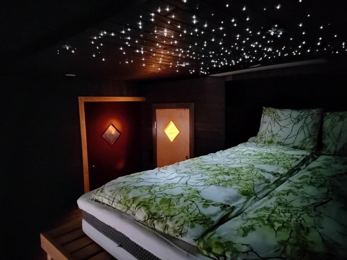 Relax & Recharge - A Unique With A Touch Of Luxury - Hot Tub And Sauna Inspired Decor #not A Real Sauna# Easy Access - Direct Train 15 Min To