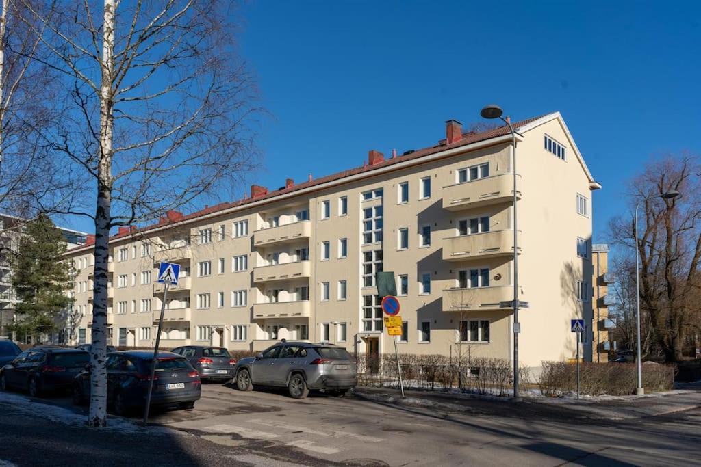 2-bedroom, Steps From The Metro! Huoneisto