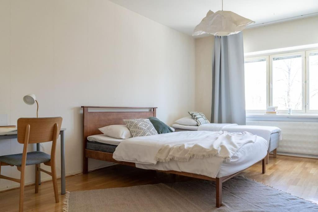 2-bedroom, Steps From The Metro!