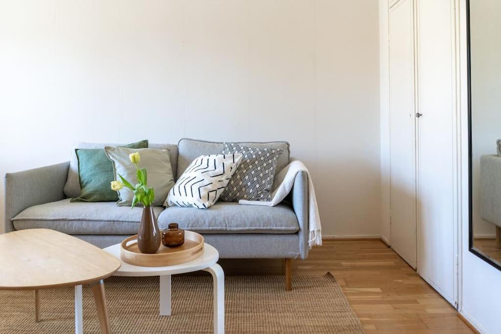 2-bedroom, Steps From The Metro! *
