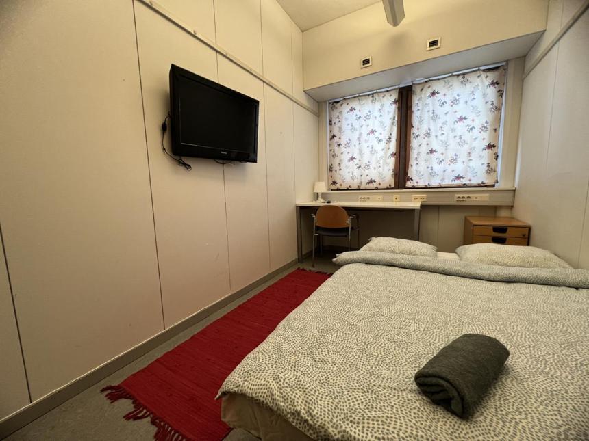 Hostelli Office House Services 660 *