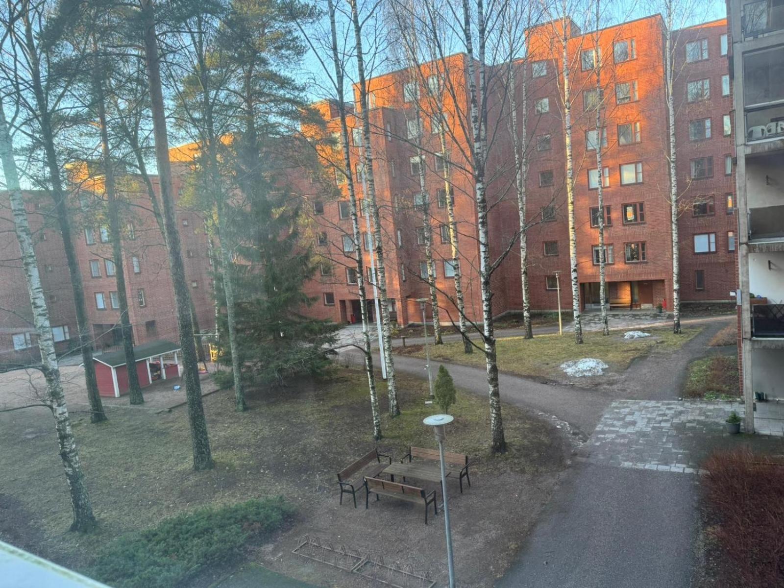 Huoneisto Cozy With Private Balcony In Prime Location