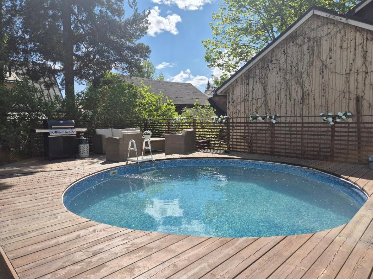 Mosahiisi Charming Poolside Getaway Kotimajoitukset